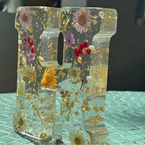 Custom Resin Letter “H” with Real Flowers and Gold Flakes - Picture 7 of 7